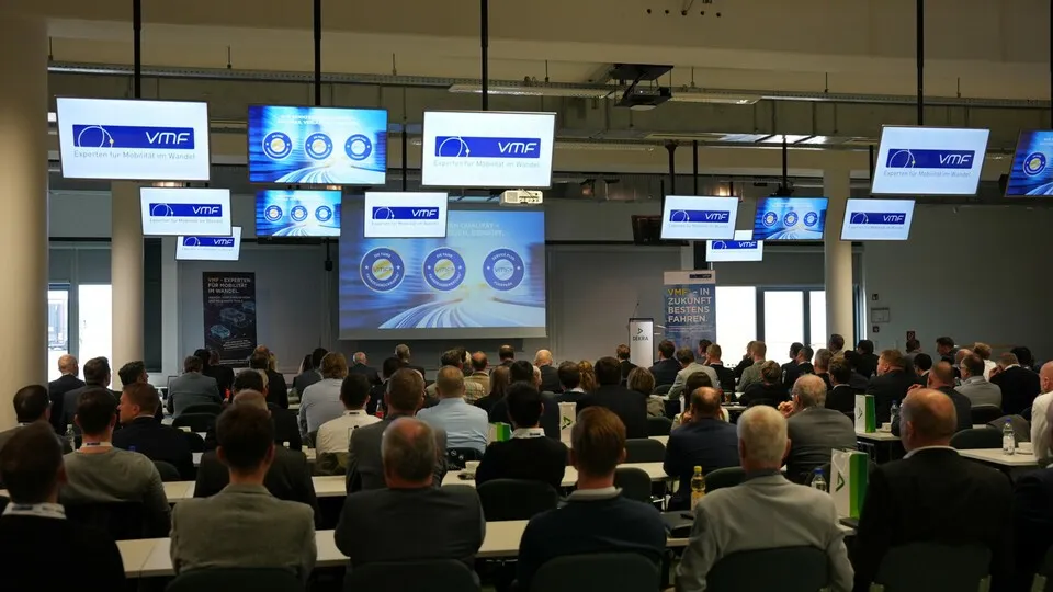 Beim Future Mobility Summit 2025 des VMF auf dem Dekra Lausitzring diskutierten Vertreter aus Industrie, Forschung und Flottenmanagement über die Zukunft der Elektromobilität, Batterietechnik und Ladeinfrastruktur.